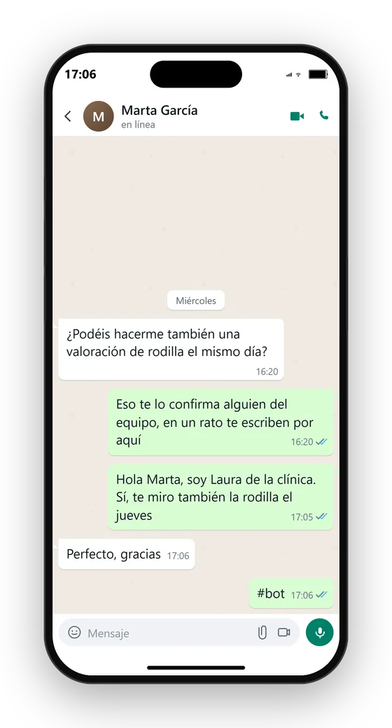 Simulación de una conversación de WhatsApp en la que el agente deriva la consulta a una persona del equipo y el negocio lo reactiva después escribiendo la palabra bot