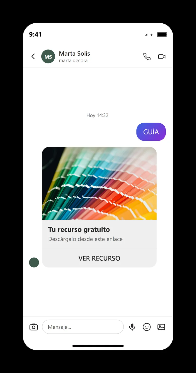 Conversación real de Instagram: alguien escribe la palabra clave GUIA por mensaje directo y el kit responde al momento con la tarjeta del recurso gratuito y su enlace.